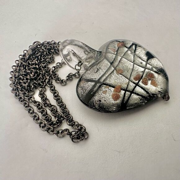 Grey  and black glass heart pendant necklace - Picture 5 of 9